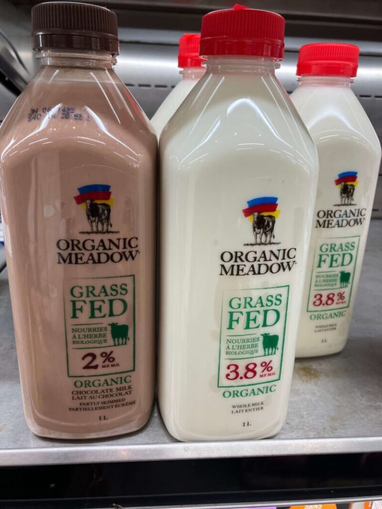 ガラス瓶入りのOrganic Grass Fed milk
