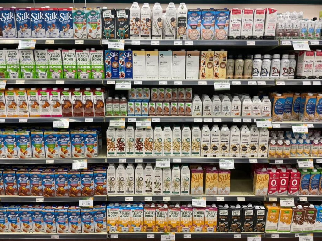 カナダのスーパーマーケット内代替ミルクの棚