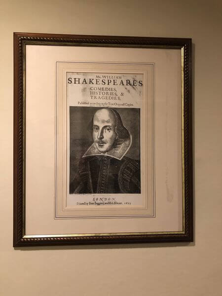 ホテルの廊下に飾られているシェイクスピアの絵