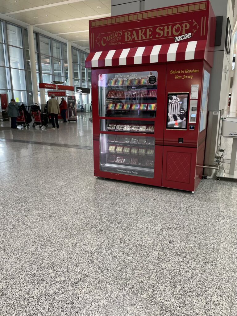 トロント空港にあったケーキの自動販売機