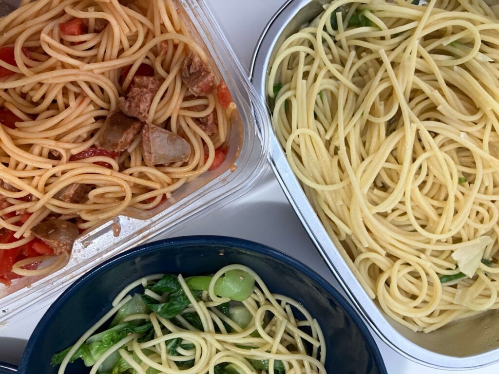 残り物利用を兼ねて味付けかえた3種のパスタ