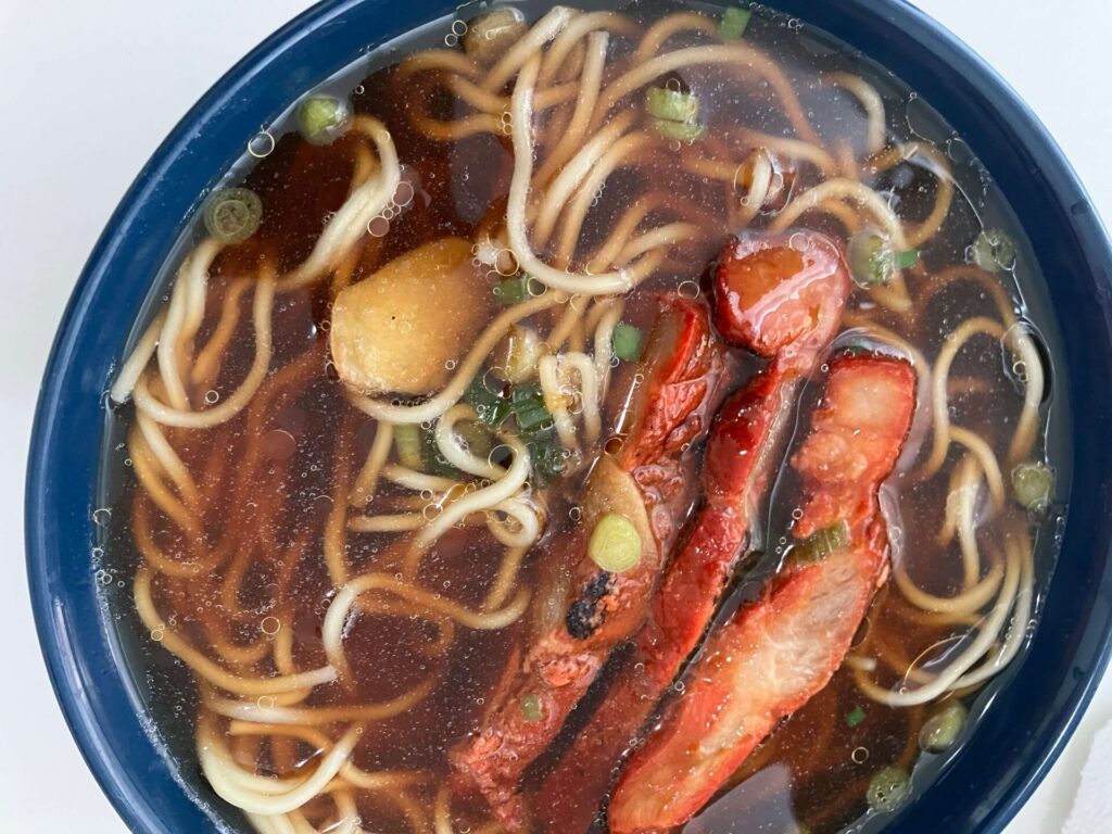 生ラーメンの出来上がり！チャーシューも入れちゃいました