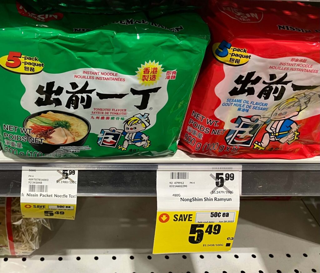 香港製「出前一丁」。緑色のは「とんこつ味」。左のprice tagは合っていますが右は韓国製の麺の名前が見えるので合っていません。