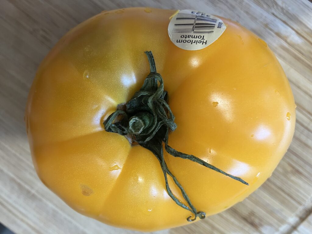 黄色のheirloom tomato