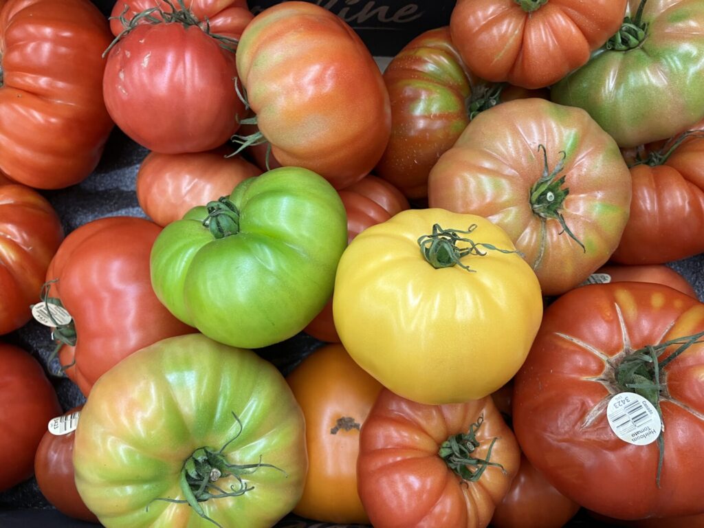 色とりどりのheirloom tomatoes