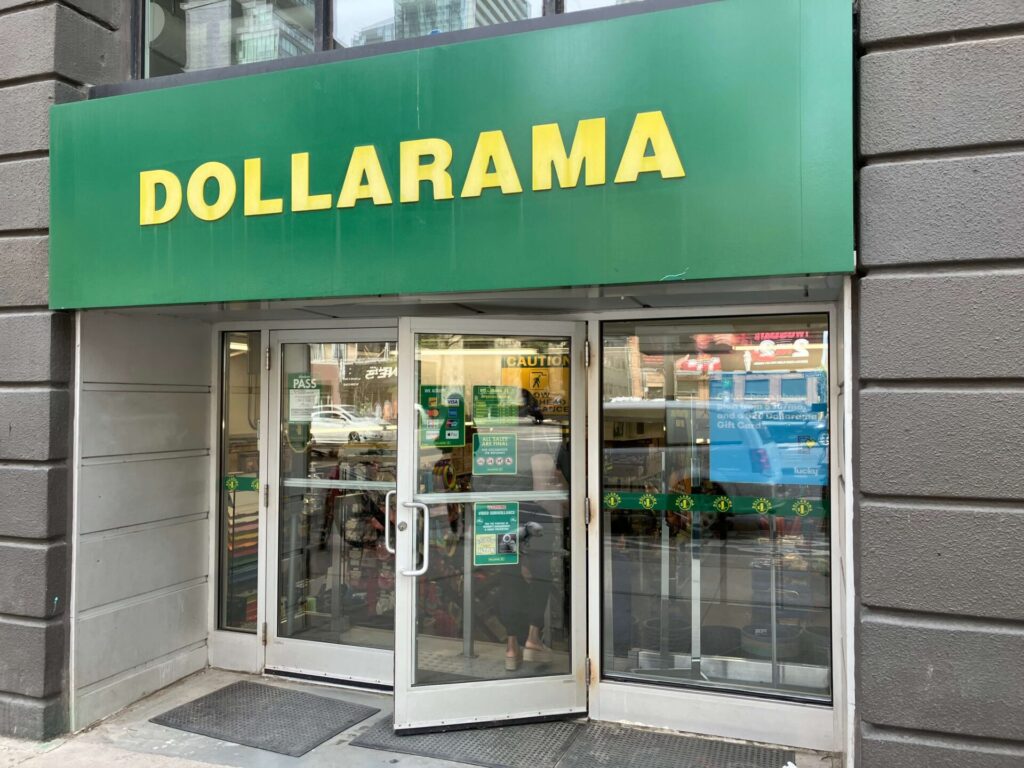 DOLLARAMAの入口