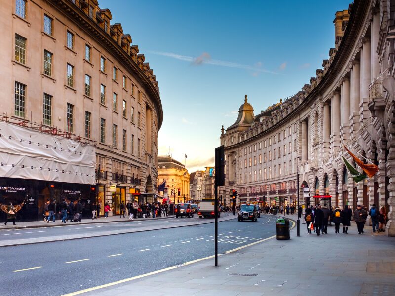優雅なカーブを描くRegent Street