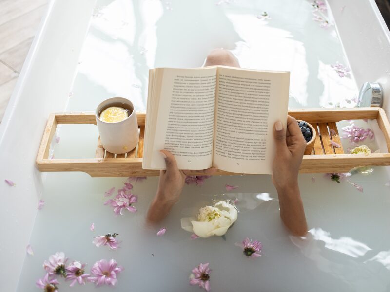 入浴中に読書する人