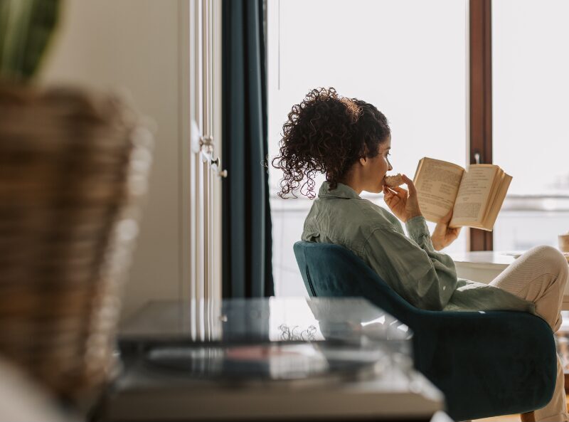 窓辺で読書をする女性