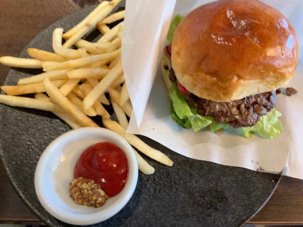 メインディッシュのハンバーガー