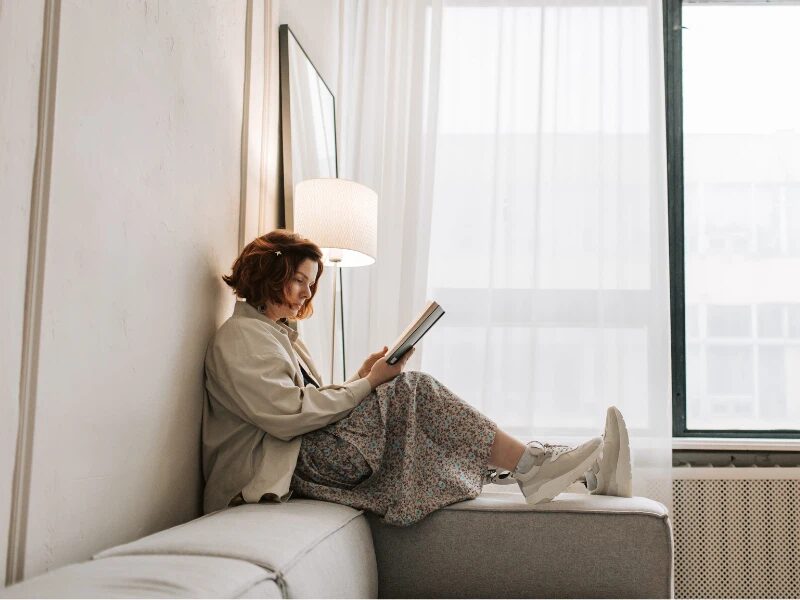 読書をしている女性